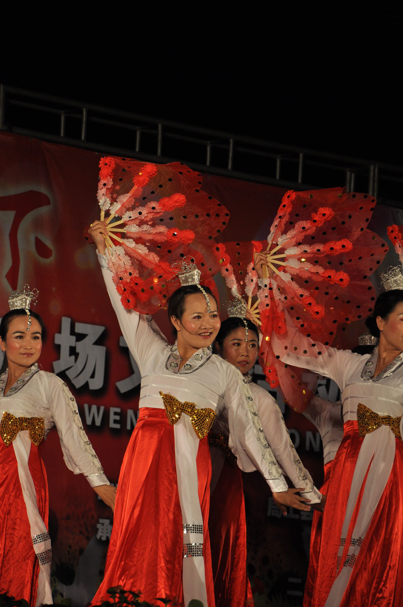 在灿烂阳光下——庆六一“为中原加油”广场文化活动