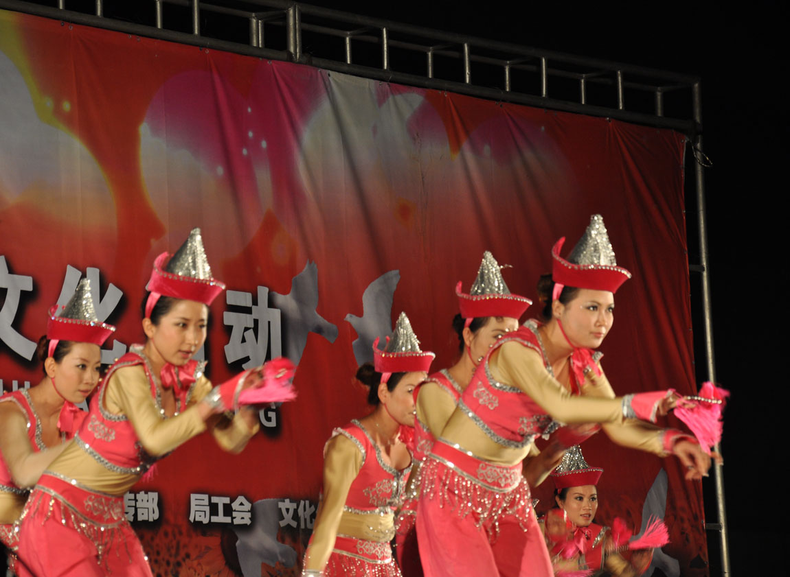 在灿烂阳光下——庆六一“为中原加油”广场文化活动
