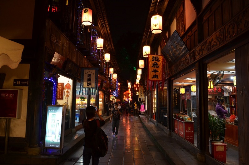 夜里的锦里，美女好多，一个也没有拍上。