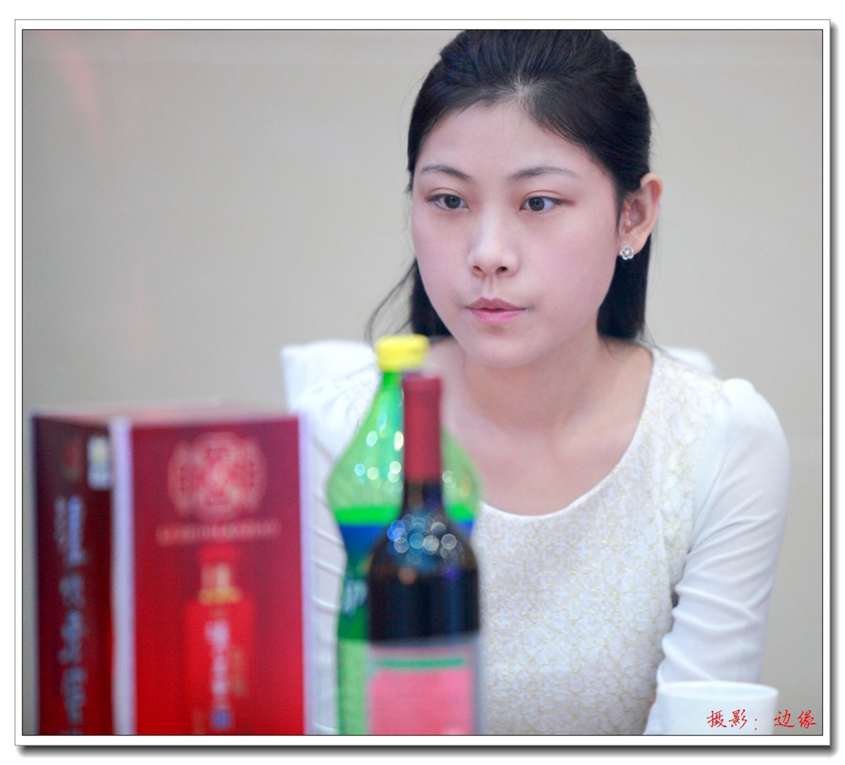 宴席间偷拍美女