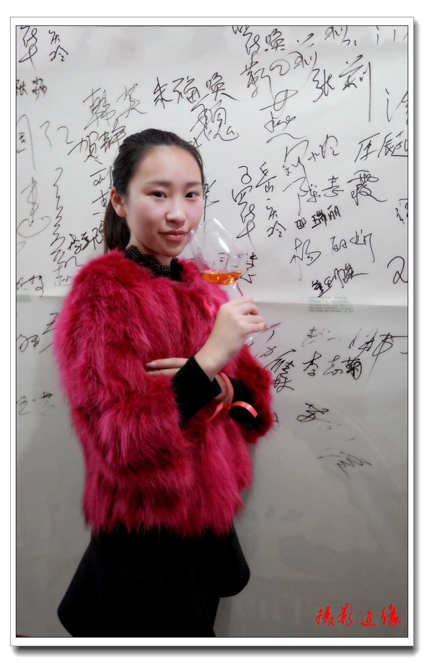 喝红酒的美女