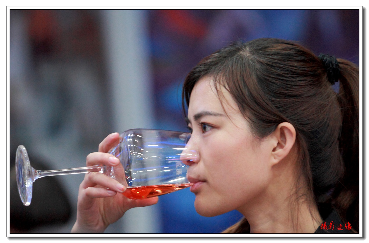 喝红酒的美女