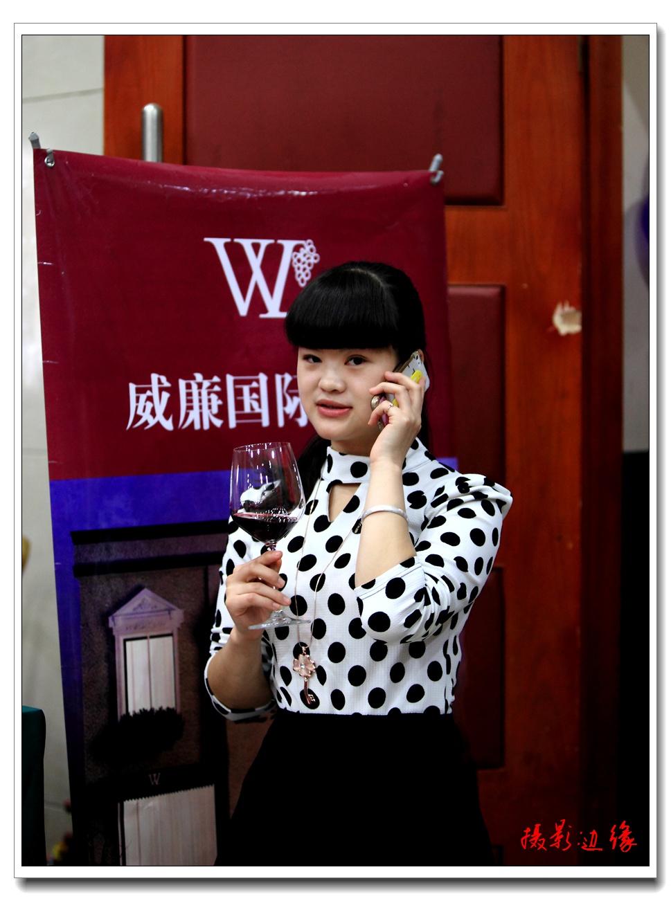 喝红酒的美女