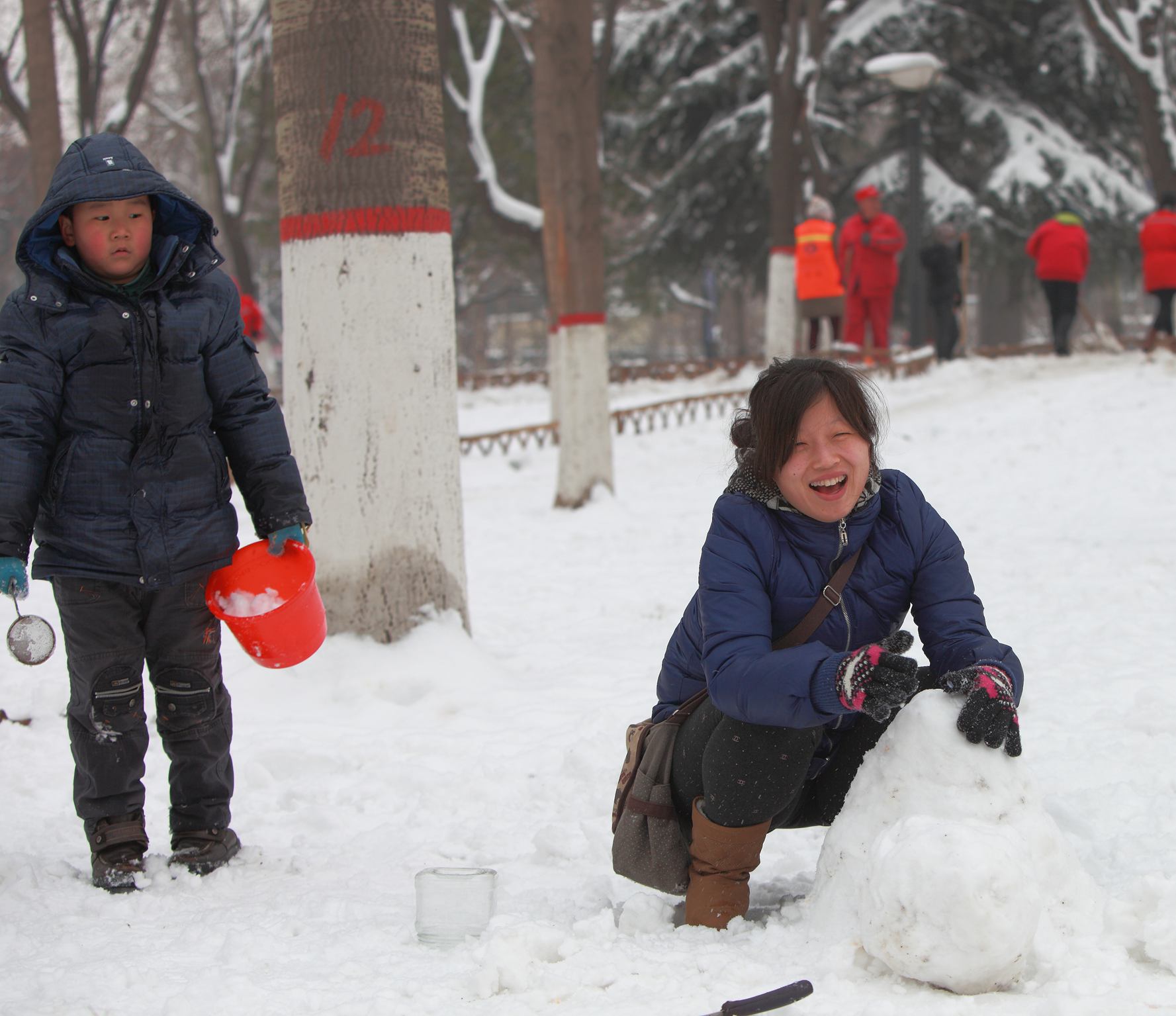 快乐的嬉雪孩子