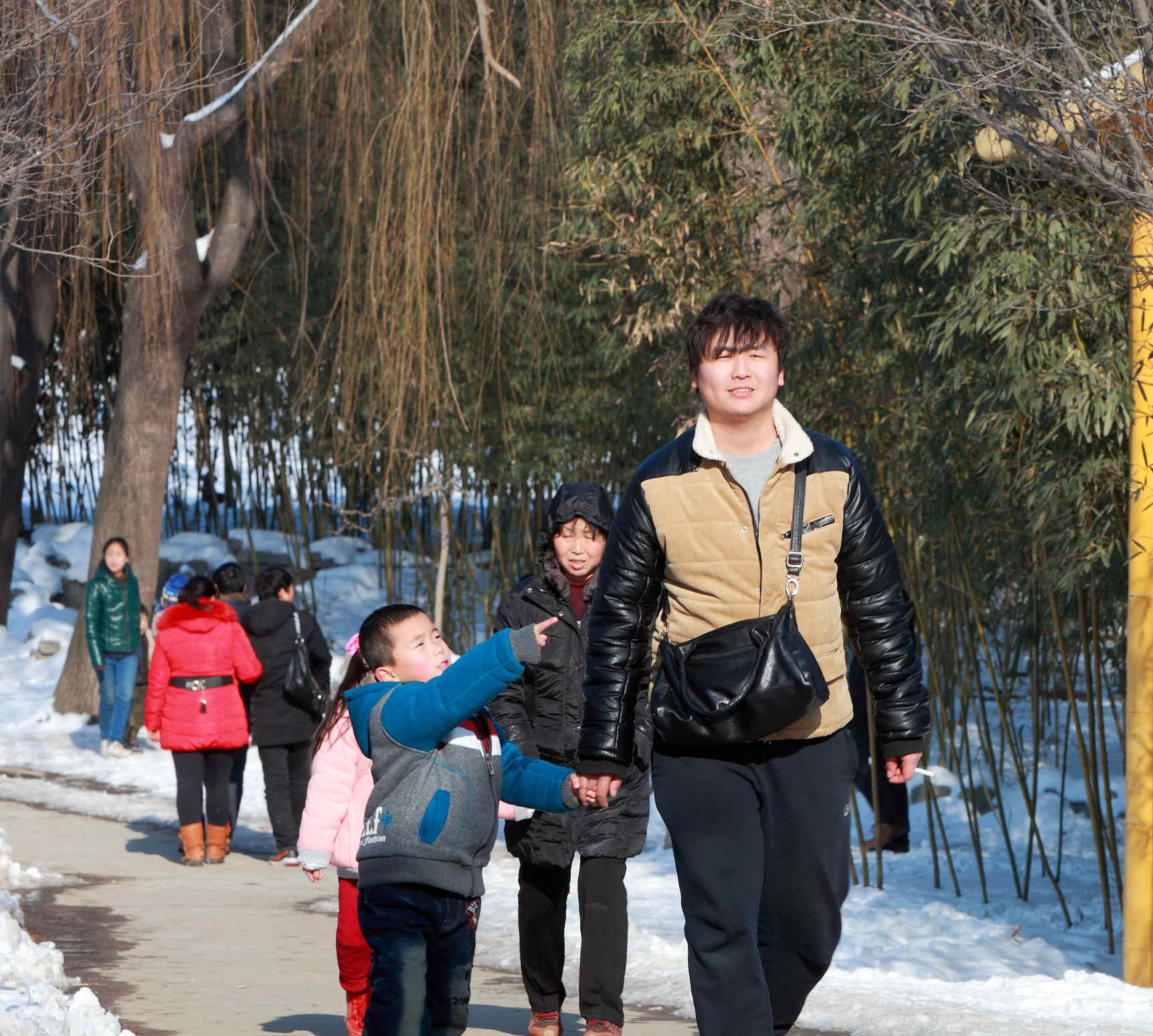 中原好男人1（去绿色庄园玩了一会，看到的都是好男人带着孩子，关爱妻子儿女，好样的，值得人们学习和尊重。）