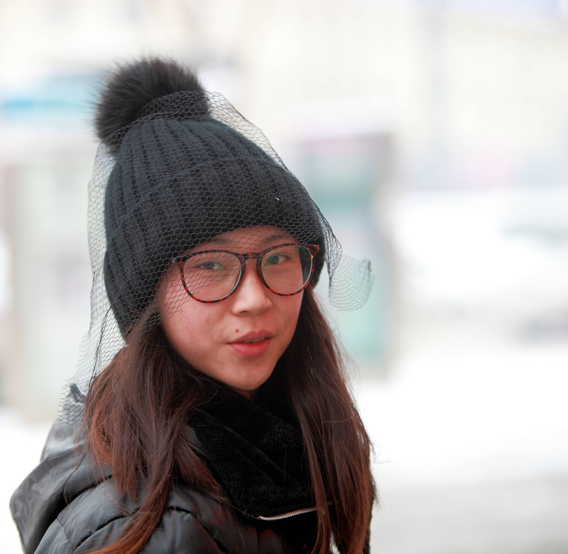 嬉踏瑞雪的美女
