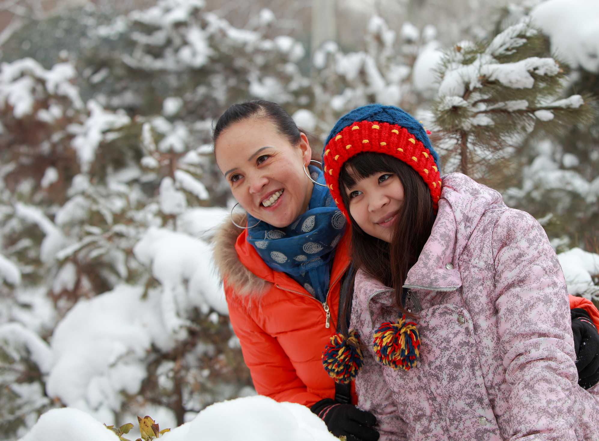 嬉踏瑞雪的美女