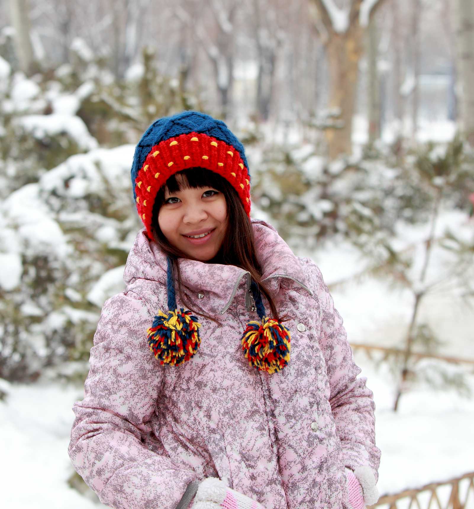 嬉踏瑞雪的美女