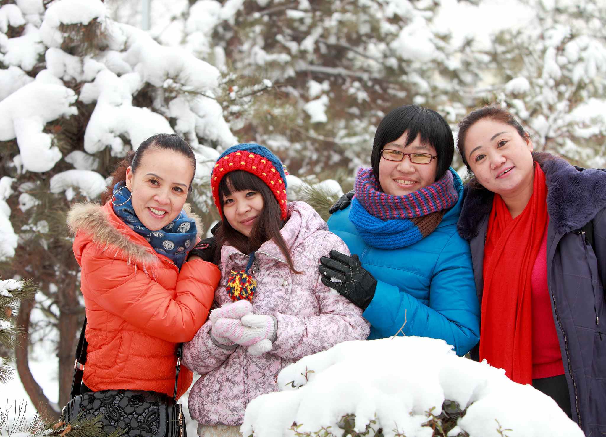 嬉踏瑞雪的美女