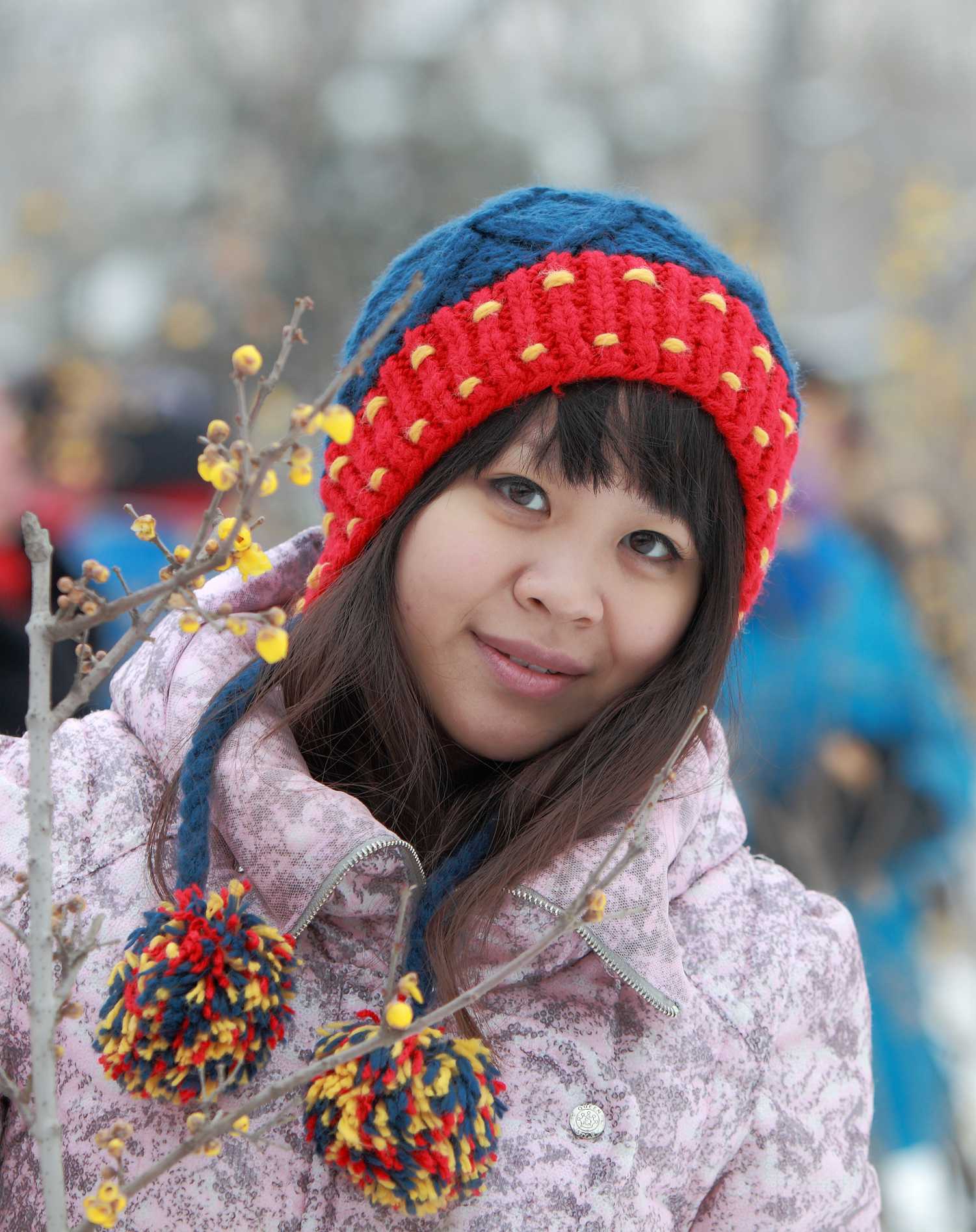 嬉踏瑞雪的美女