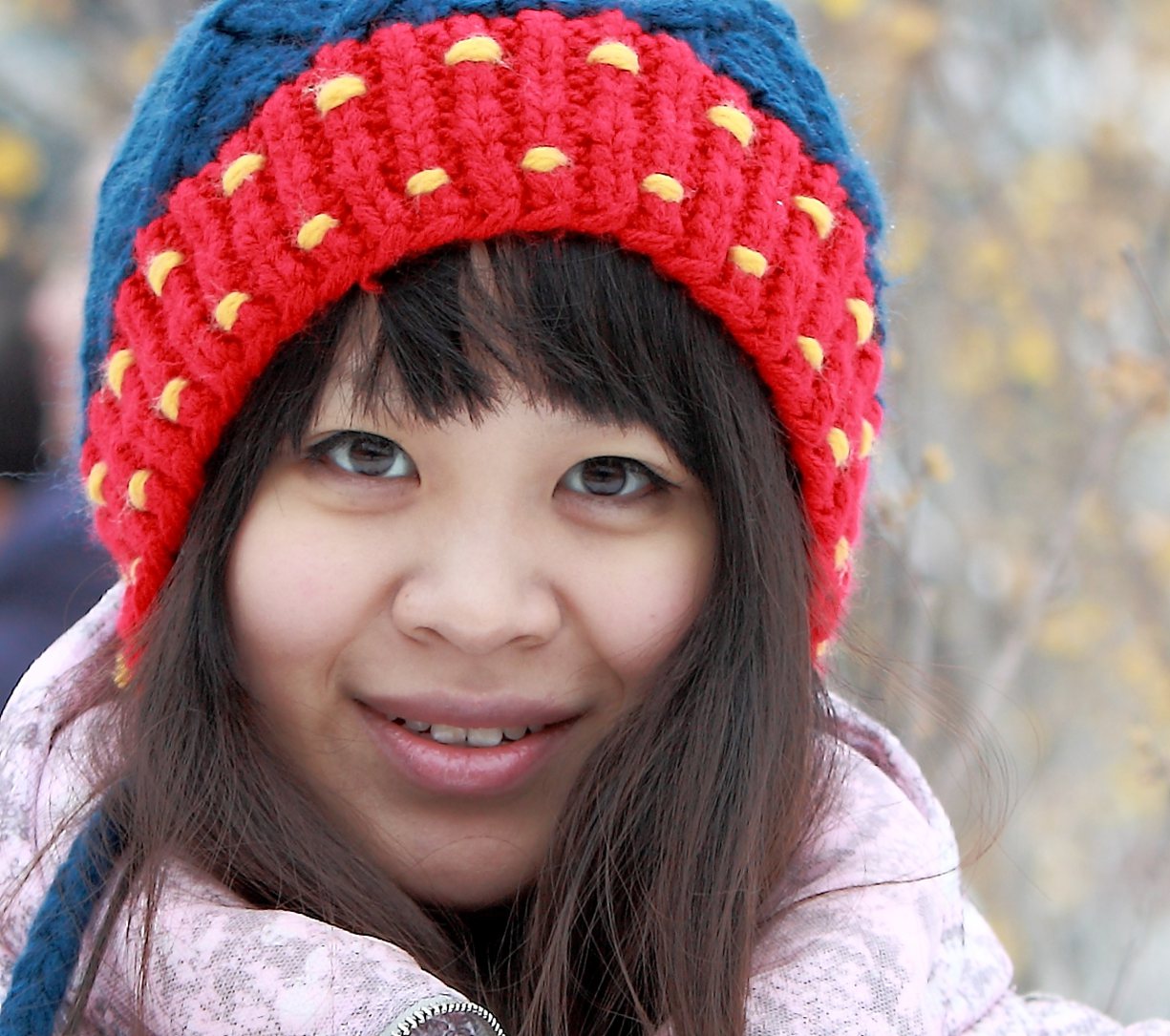 嬉踏瑞雪的美女