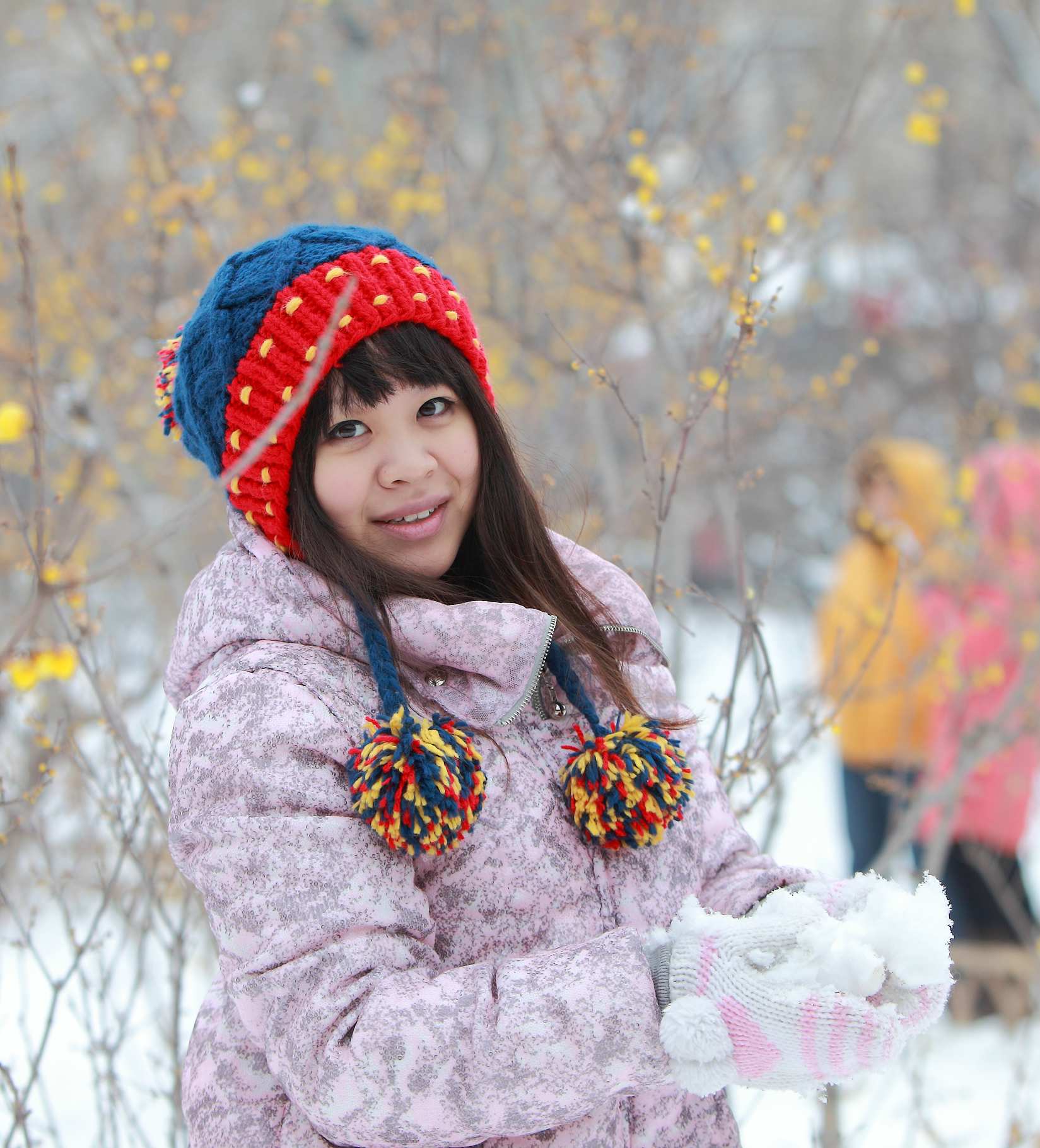 嬉踏瑞雪的美女