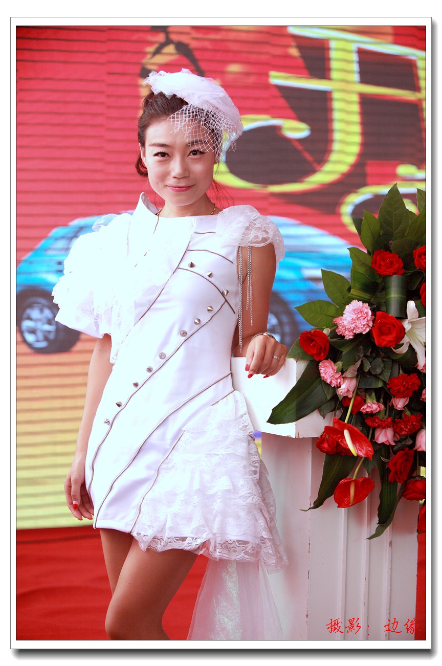 漂亮美女爱潇洒
