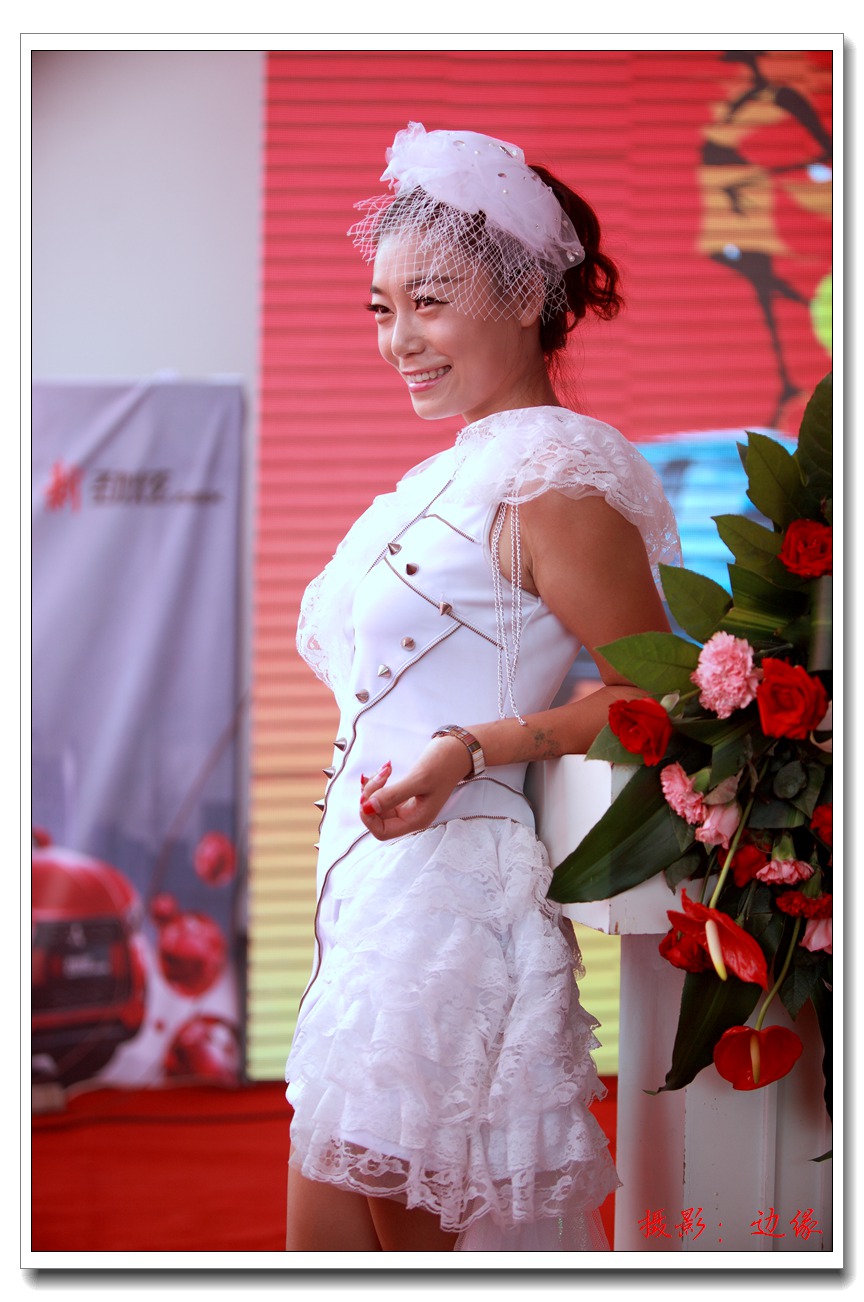 漂亮美女爱潇洒