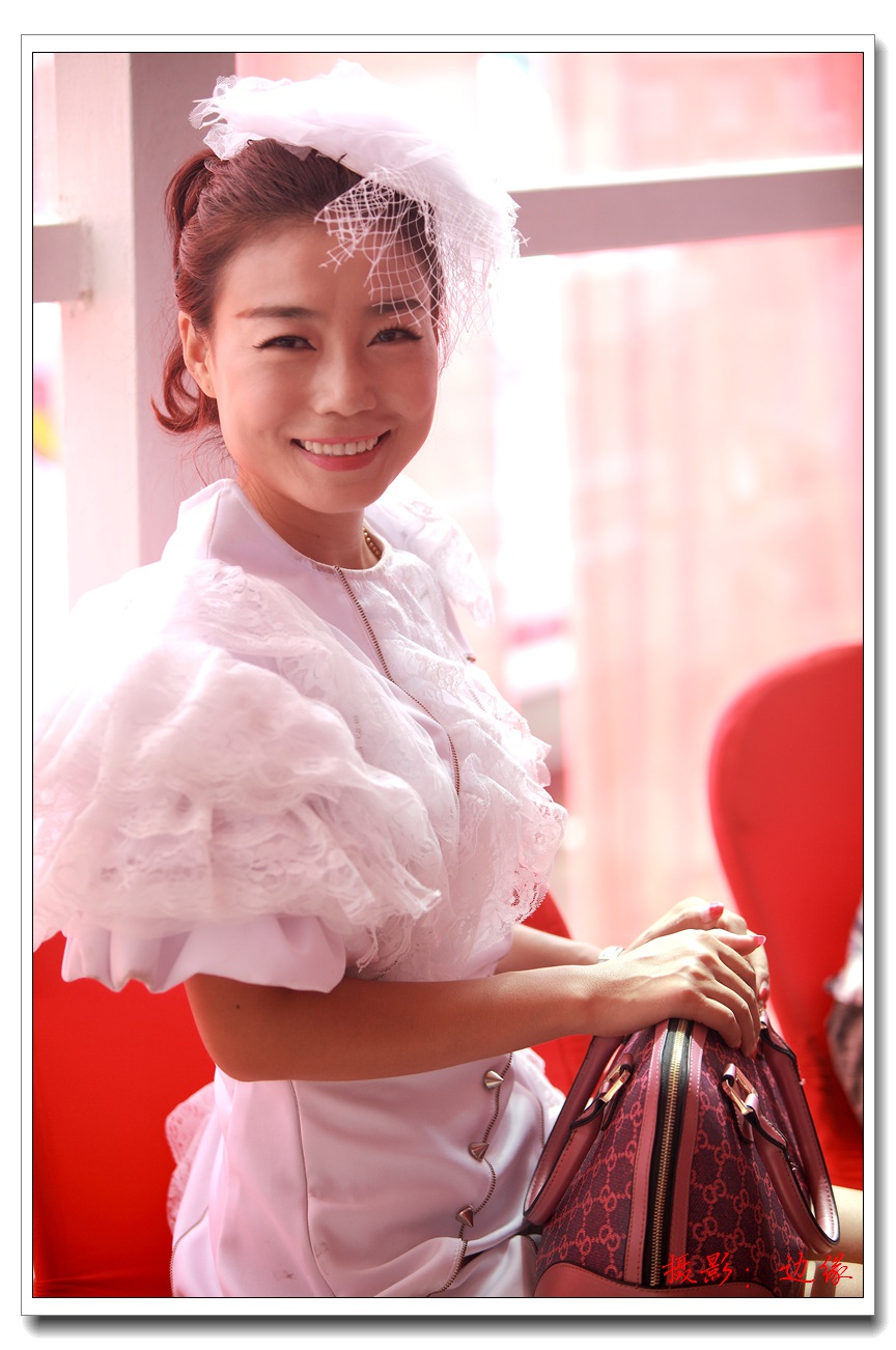 漂亮美女爱潇洒