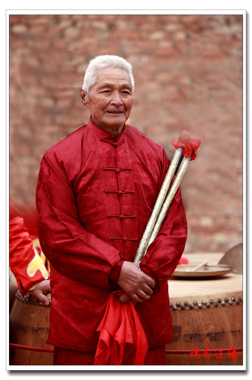 八十三岁的锣鼓手
