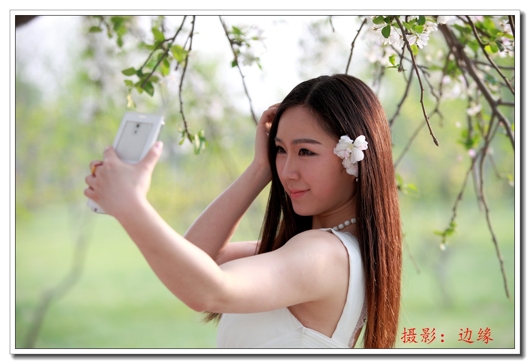 樱花树下的美女自拍