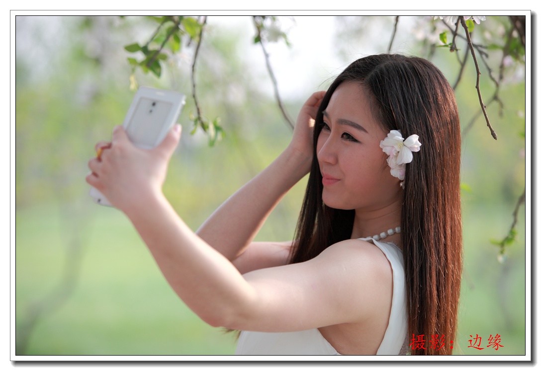 樱花树下的美女自拍