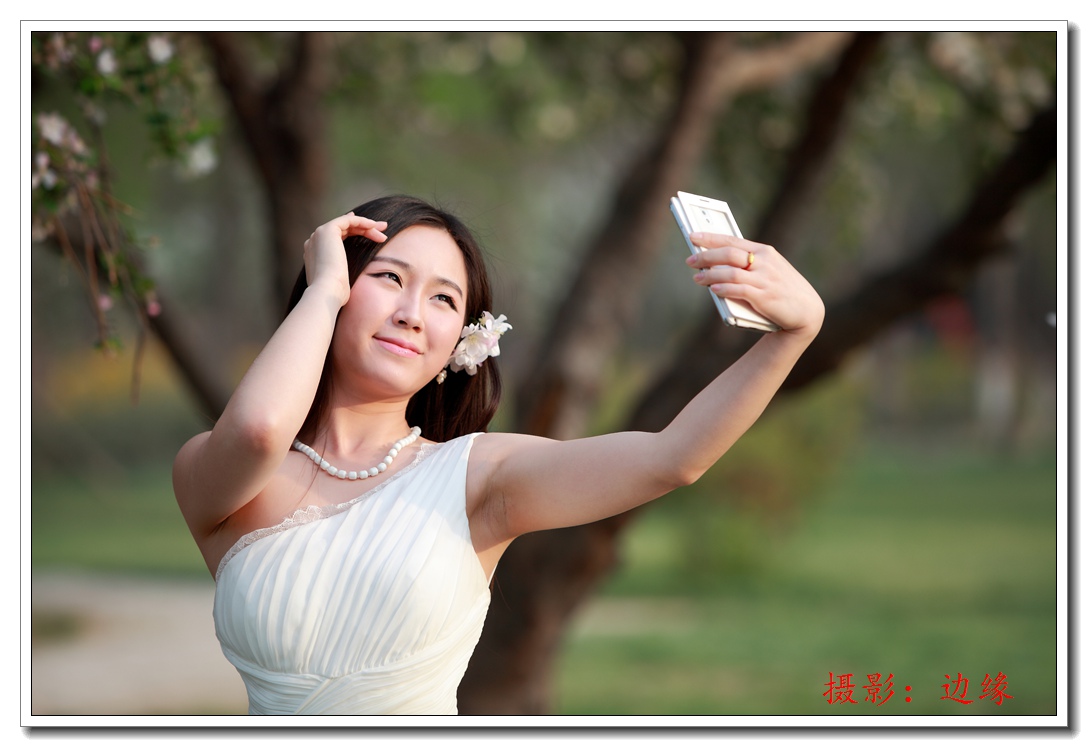 樱花树下的美女自拍