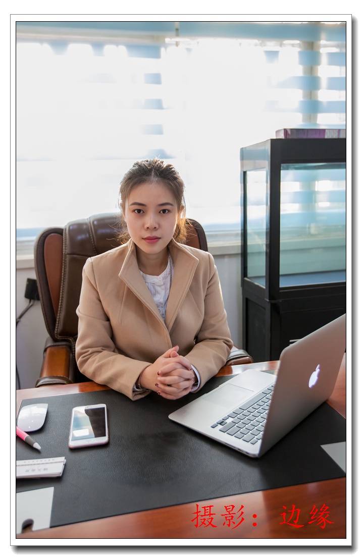 漂亮精干的美女老板