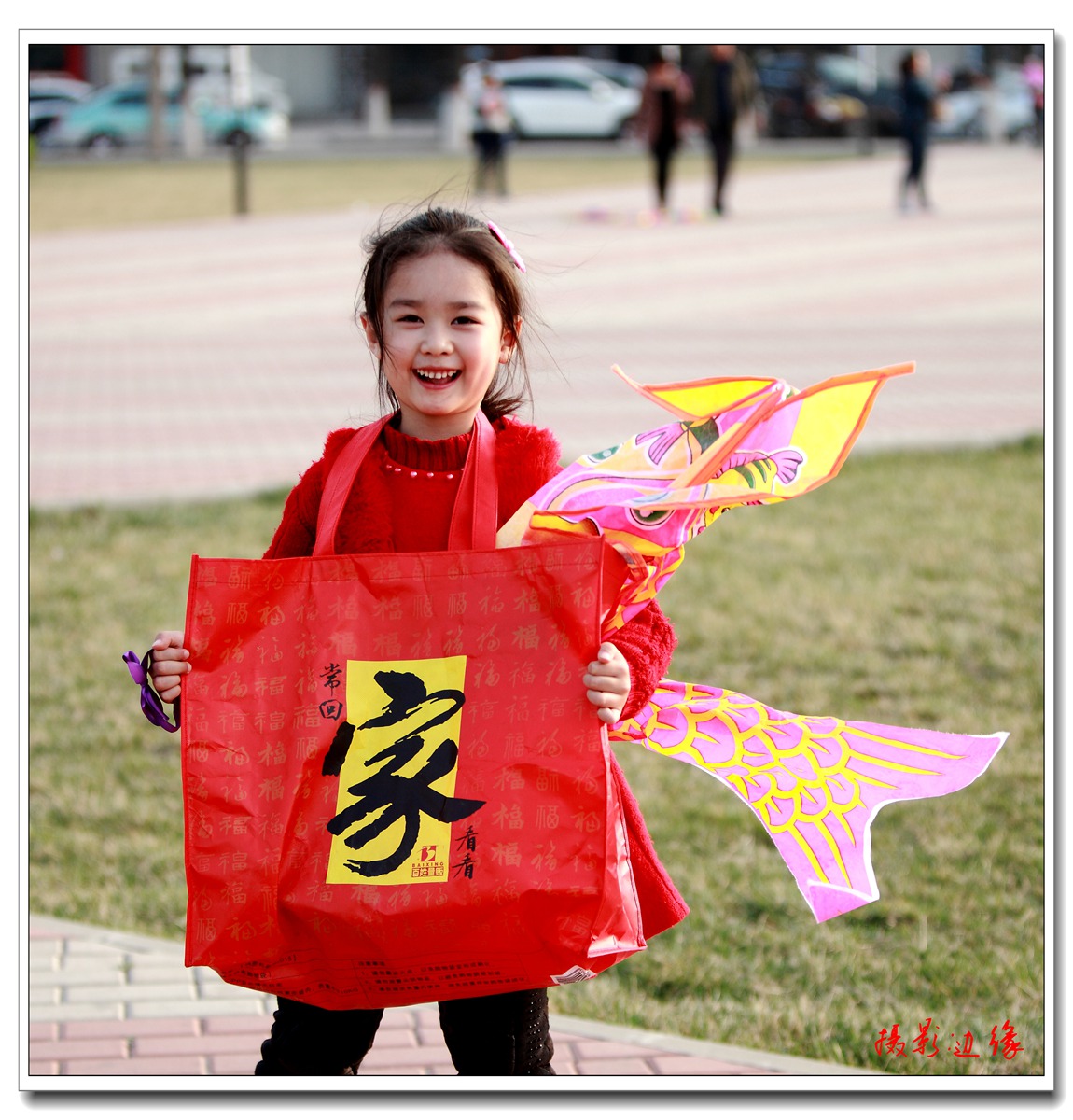 开心快乐的小女孩