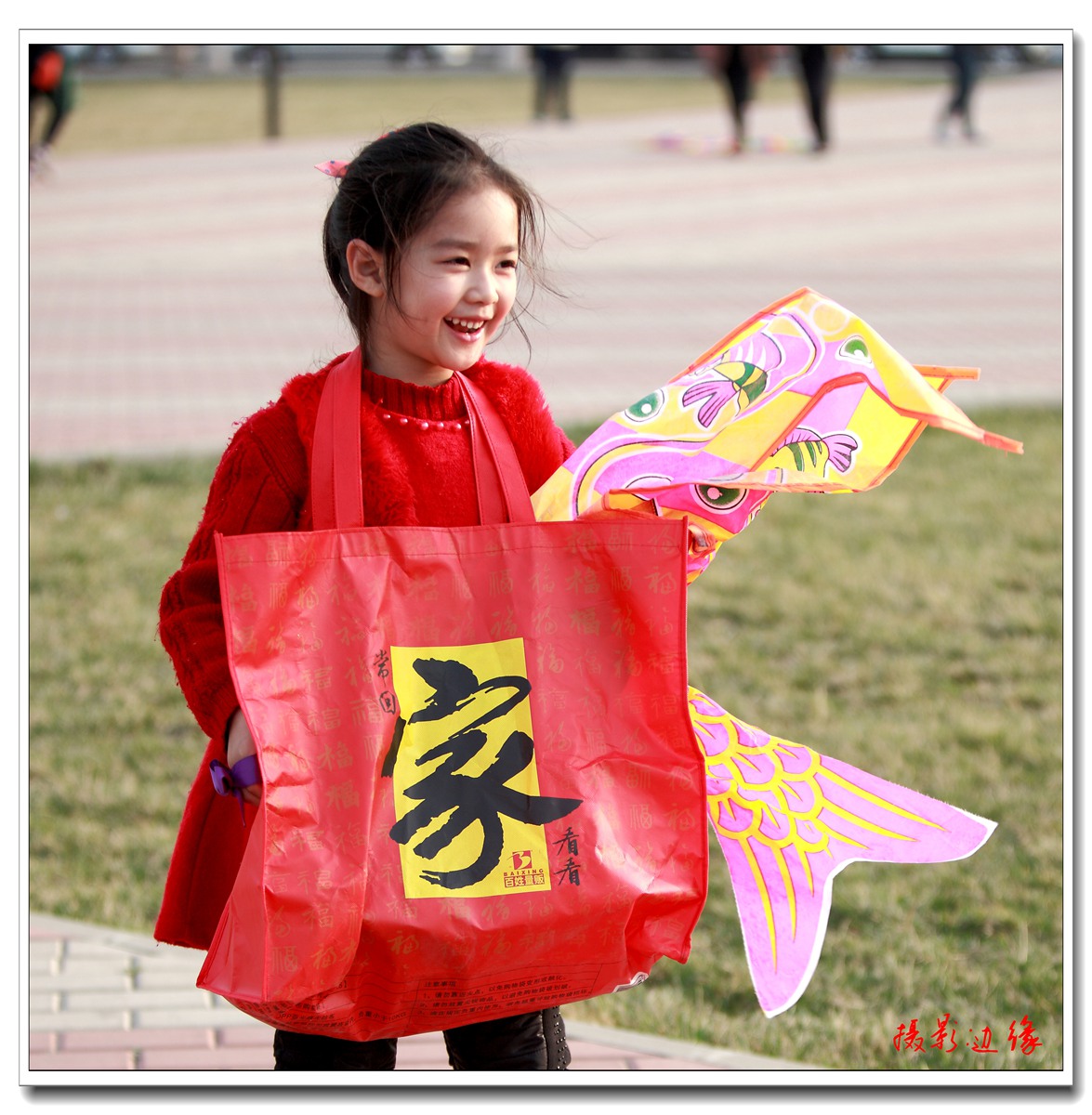 开心快乐的小女孩