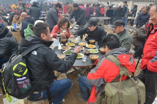 河南濮阳数千人同吃“一锅饭”拜祭舜帝