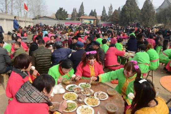 河南濮阳数千人同吃“一锅饭”拜祭舜帝