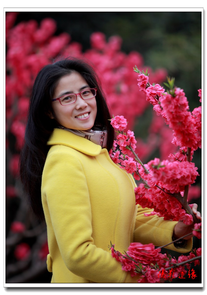 桃花映美女