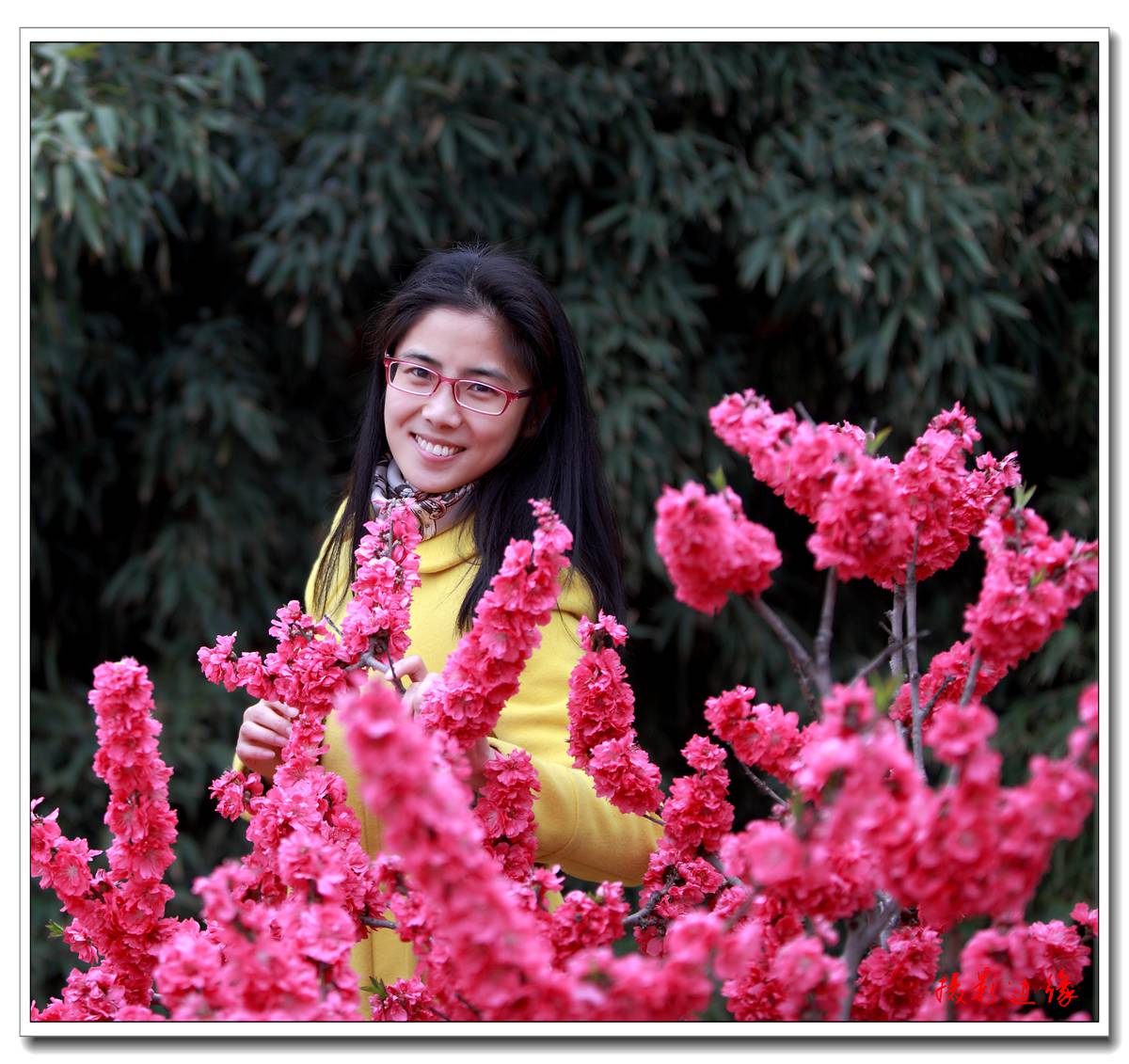 桃花映美女