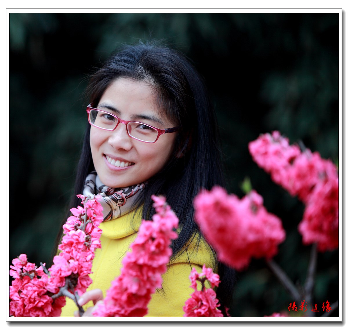 桃花映美女