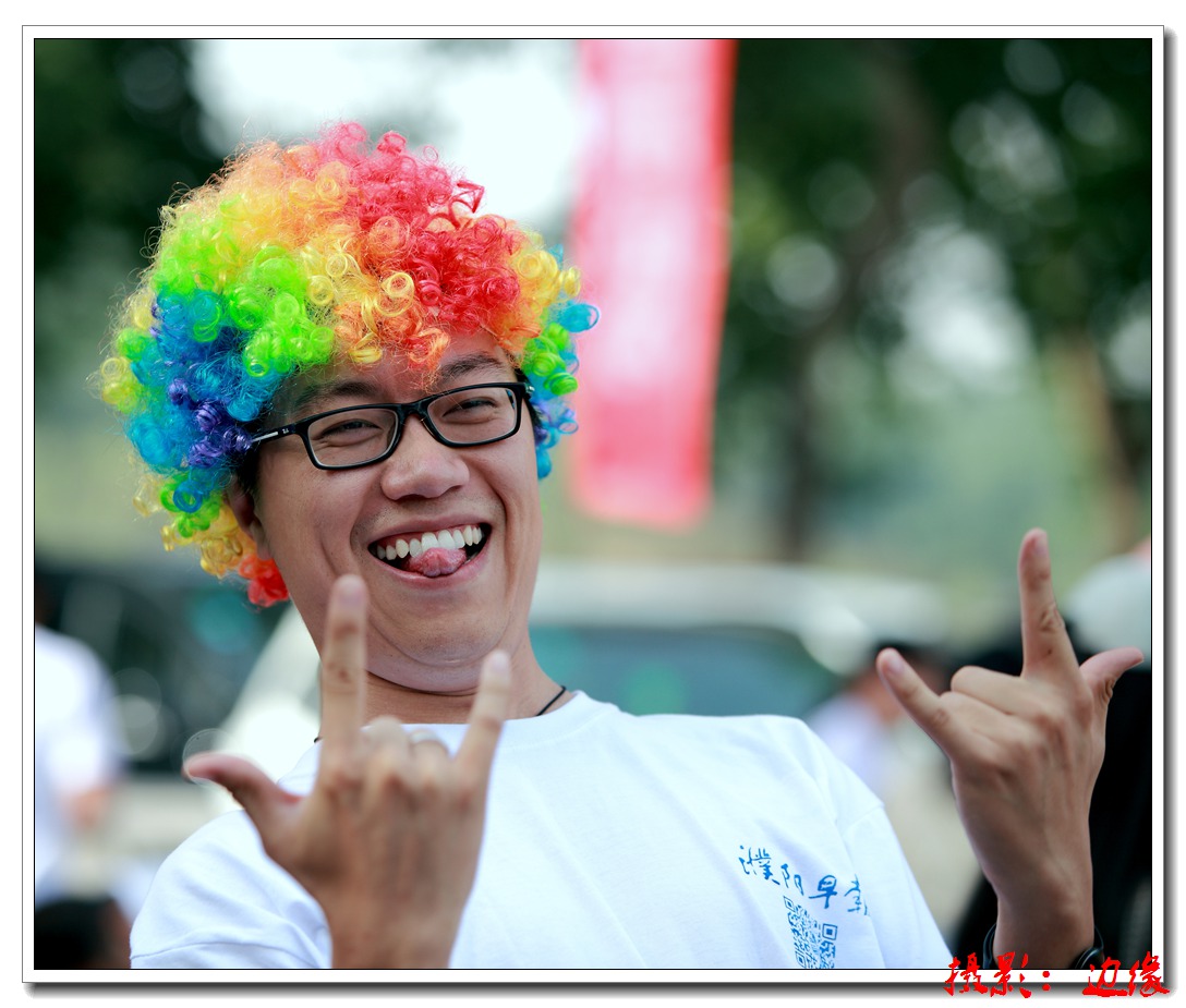 参加“彩跑”的帅哥