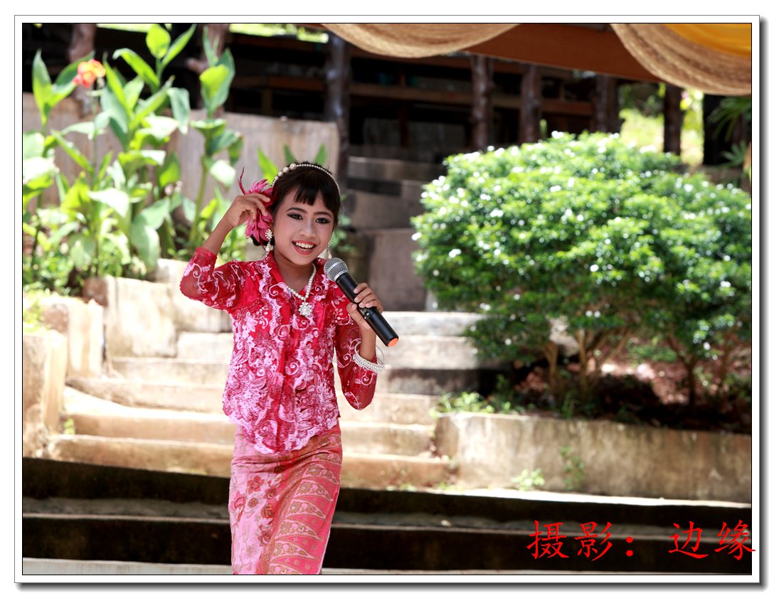 泰国小姑娘为我们表演节目