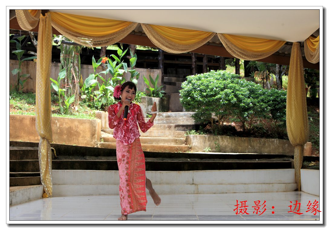 泰国小姑娘为我们表演节目