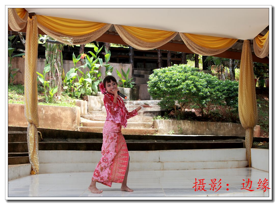 泰国小姑娘为我们表演节目