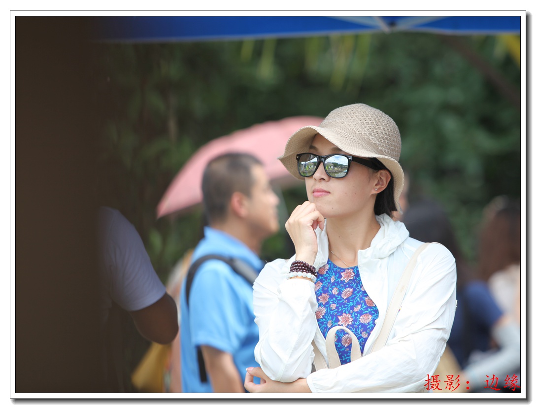 游海岛的漂亮妹妹