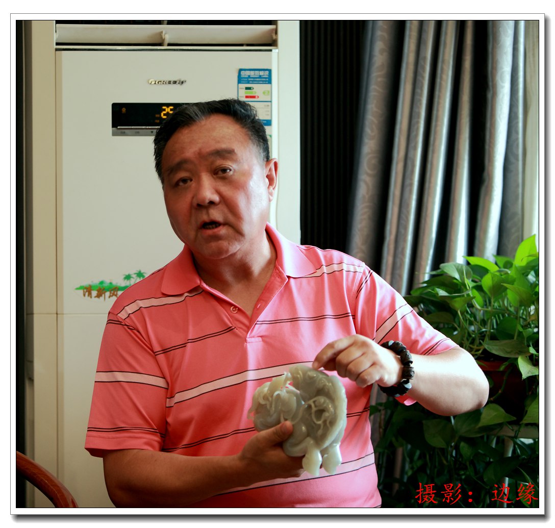 鉴宝大师在给大家讲玉石的甄别方法