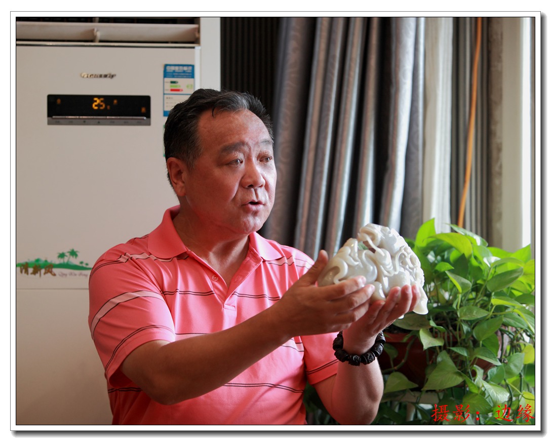 鉴宝大师在给大家讲玉石的甄别方法