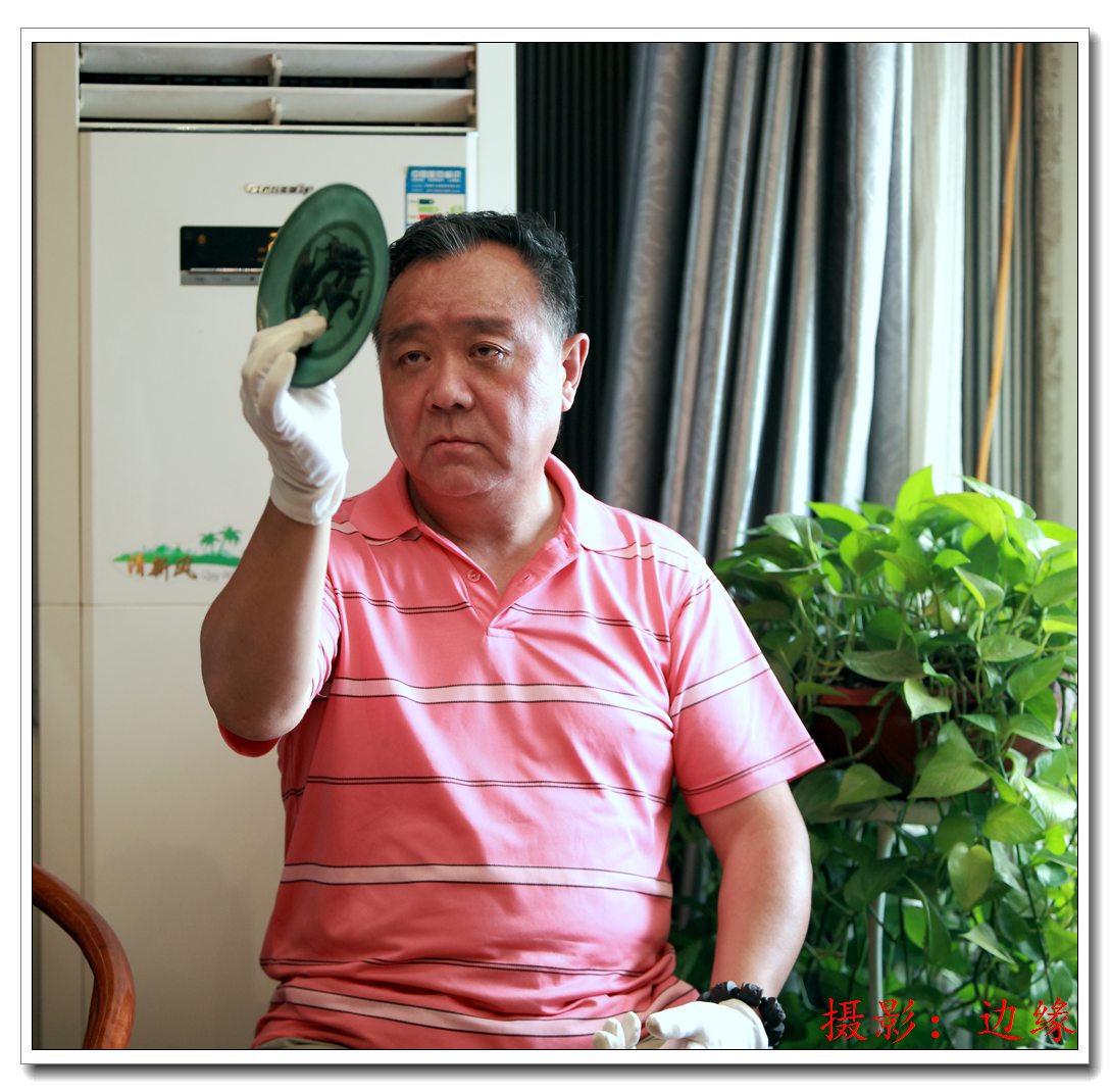 鉴宝大师在给大家讲玉石的甄别方法