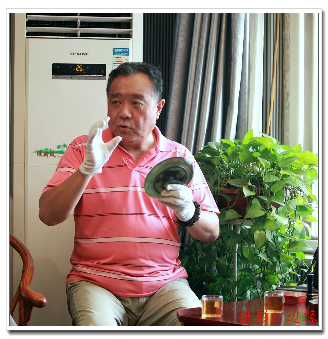鉴宝大师在给大家讲玉石的甄别方法