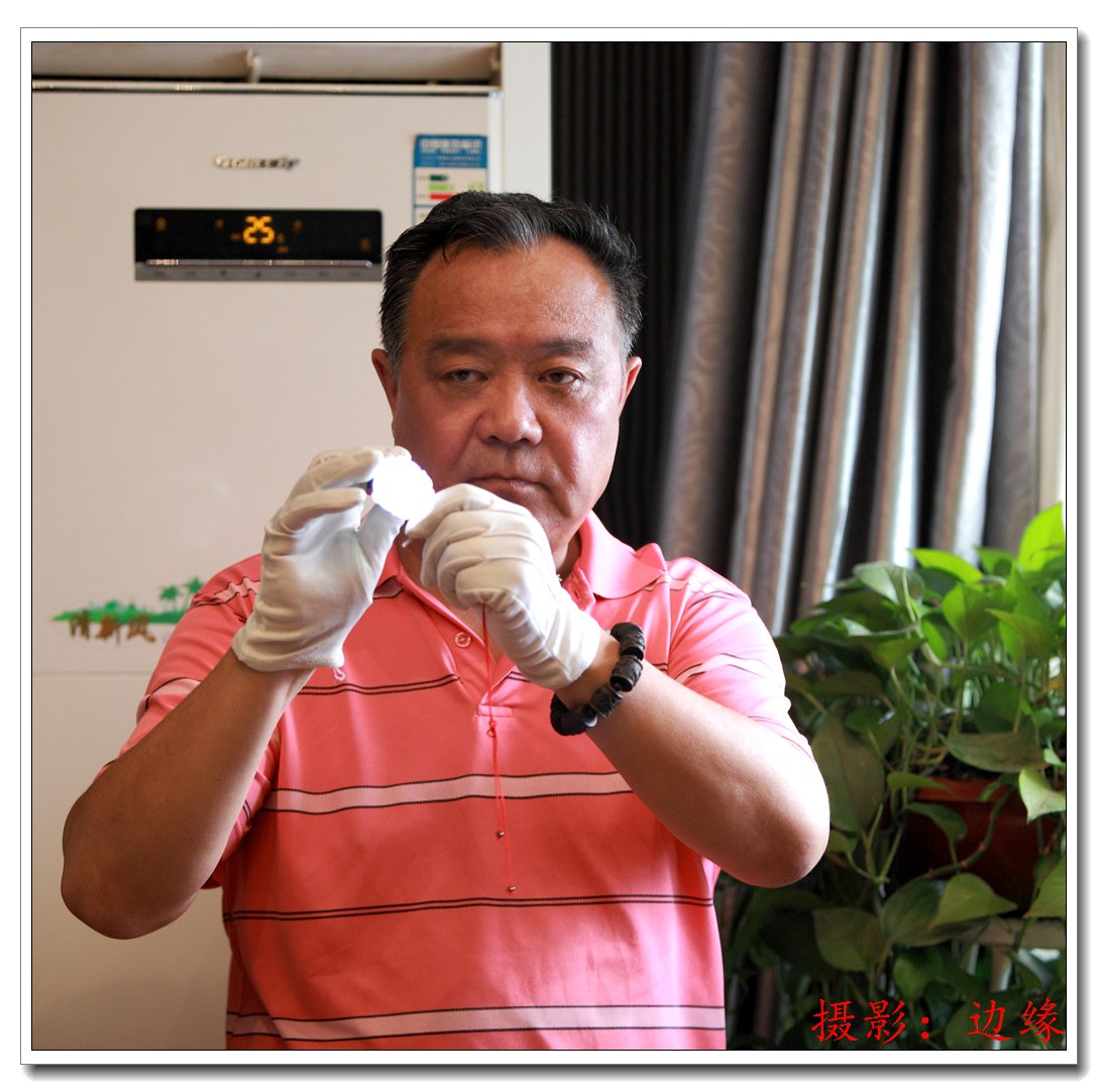 鉴宝大师在给大家讲玉石的甄别方法