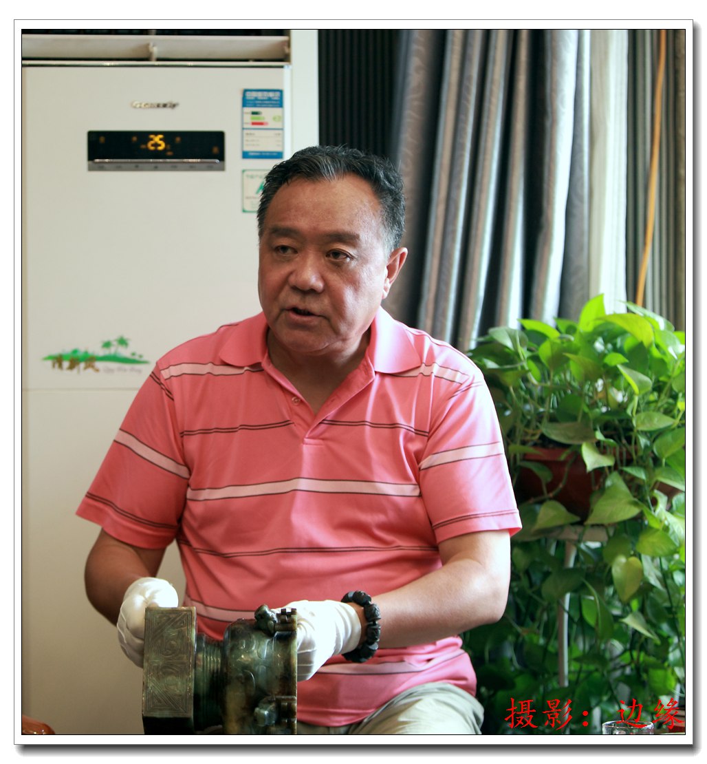 鉴宝大师在给大家讲玉石的甄别方法