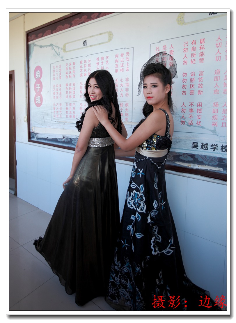 快乐的小姐妹俩