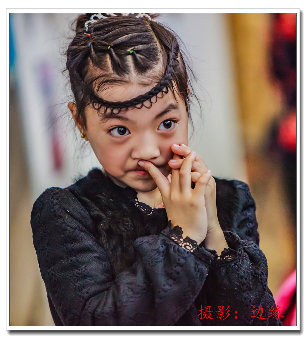 偷拍天真可爱的小丫头