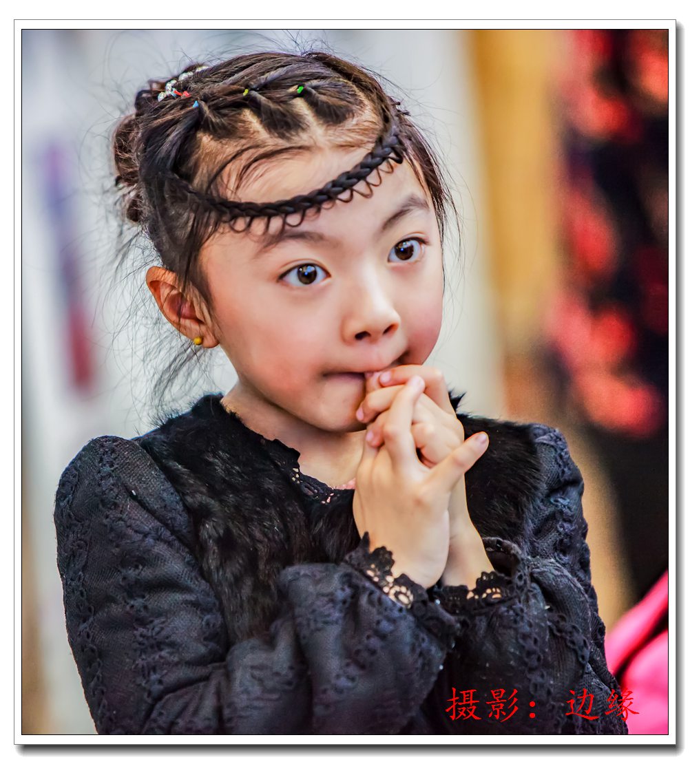 偷拍天真可爱的小丫头