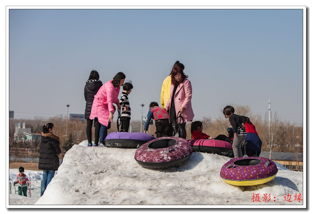 人工滑雪场、给人们的节日生活增添了无穷的乐趣