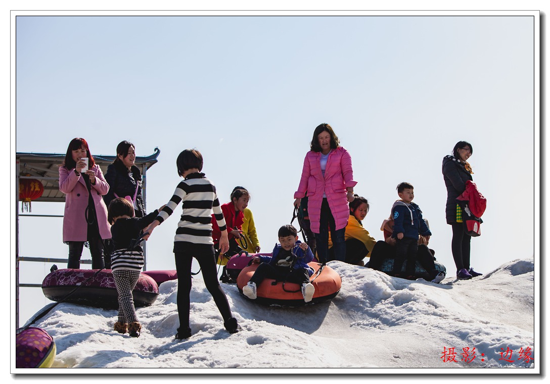 人工滑雪场、给人们的节日生活增添了无穷的乐趣